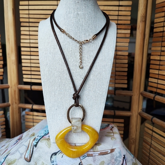 Cato C1946 Chunky Lucite Light Butterscotch Swirl Necklace Leather? Cording - Picture 1 of 8